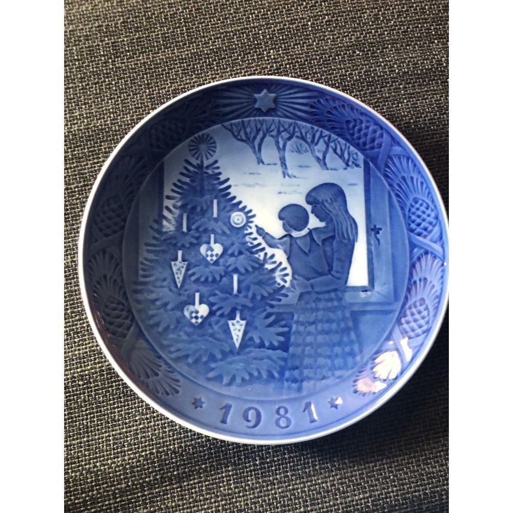 Royal Copenhagen Christmas Plate‎ 1981 EUC
